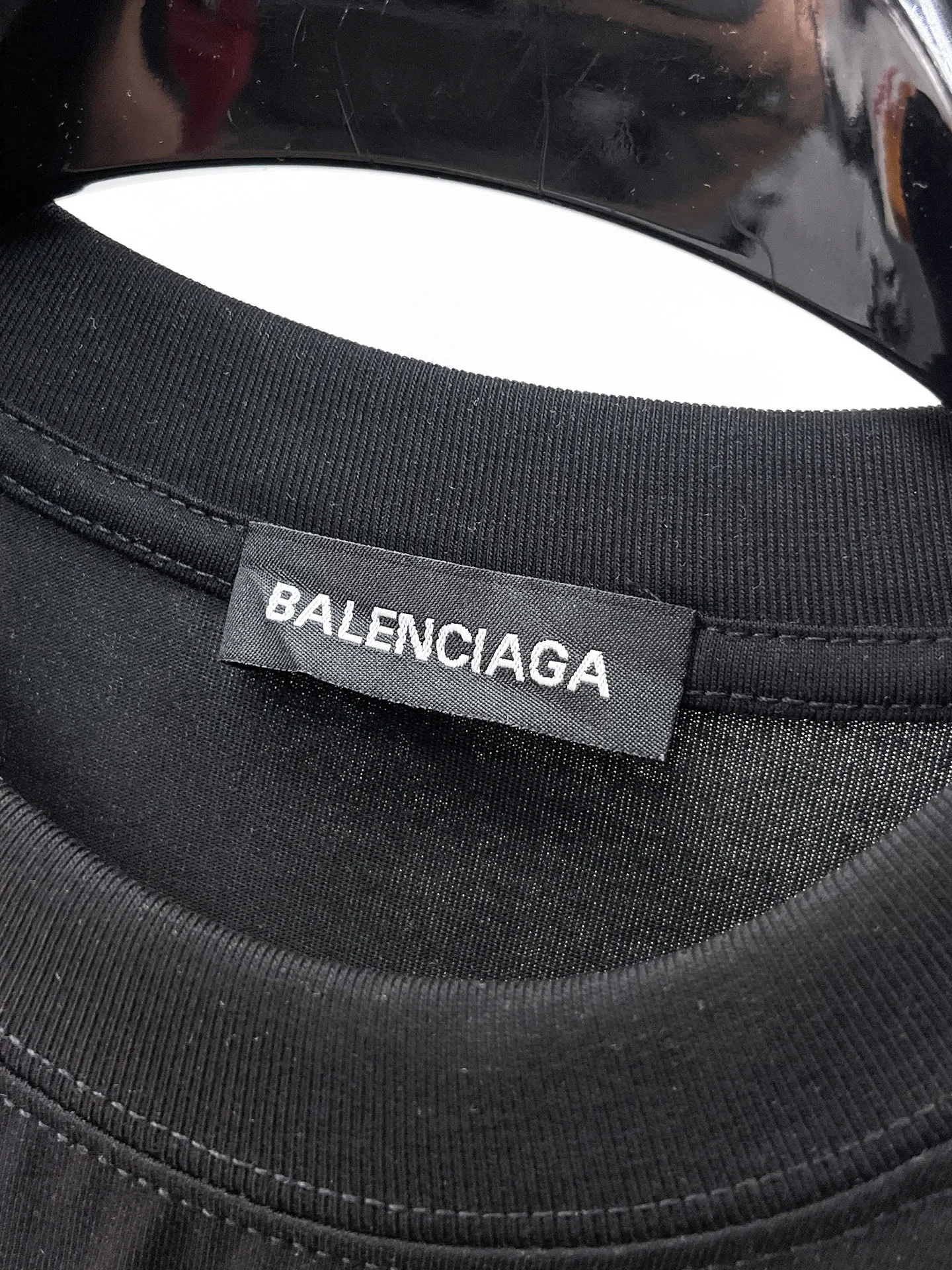 Balenciaga's high-end top-quality products 🐮2026 Spring and Summer New Arrival first counter, the latest New Arrival short-sleeved round neck T-shirt, Premium customized design, avant-garde and fashionable! Brand logo heavy craftsmanship design Premium customized 260g fabric. Soft to the touch. Comfortable to wear. Counter-level exquisite stitching. Fine workmanship. The upper body effect is incomparably handsome! A must-have item for men and women with the same style! Sizes: S~XXL When placing an order, please state your height and weight. The maximum wearing size is 210 pounds (one size larger)